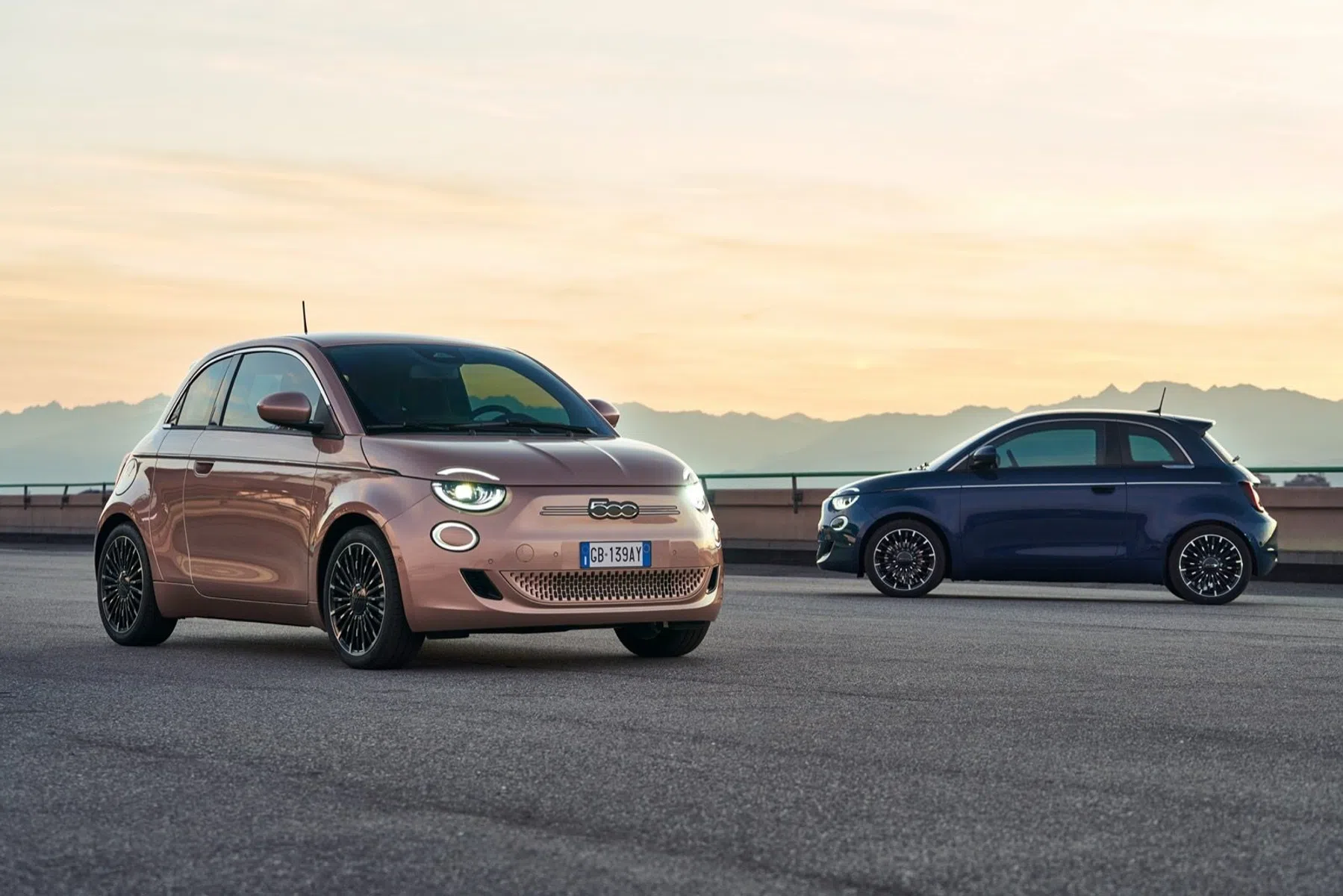 Fiat 500e zijkant en schuin voor